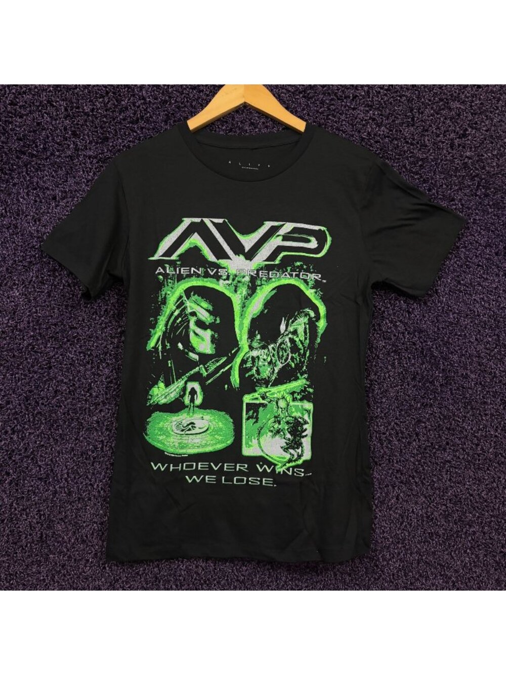 Alien vs Predator Whoever Wins...We Lose T-Shirt Size  Small